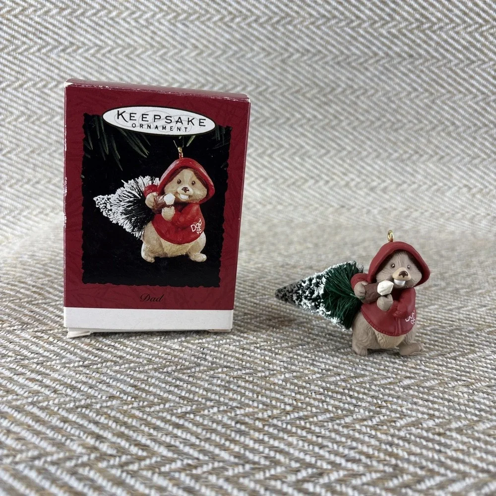 HALLMARK CHRISTMAS KEEPSAKE ORNAMENT IN BOX  DAD 1995 BEAVER WITH TREE